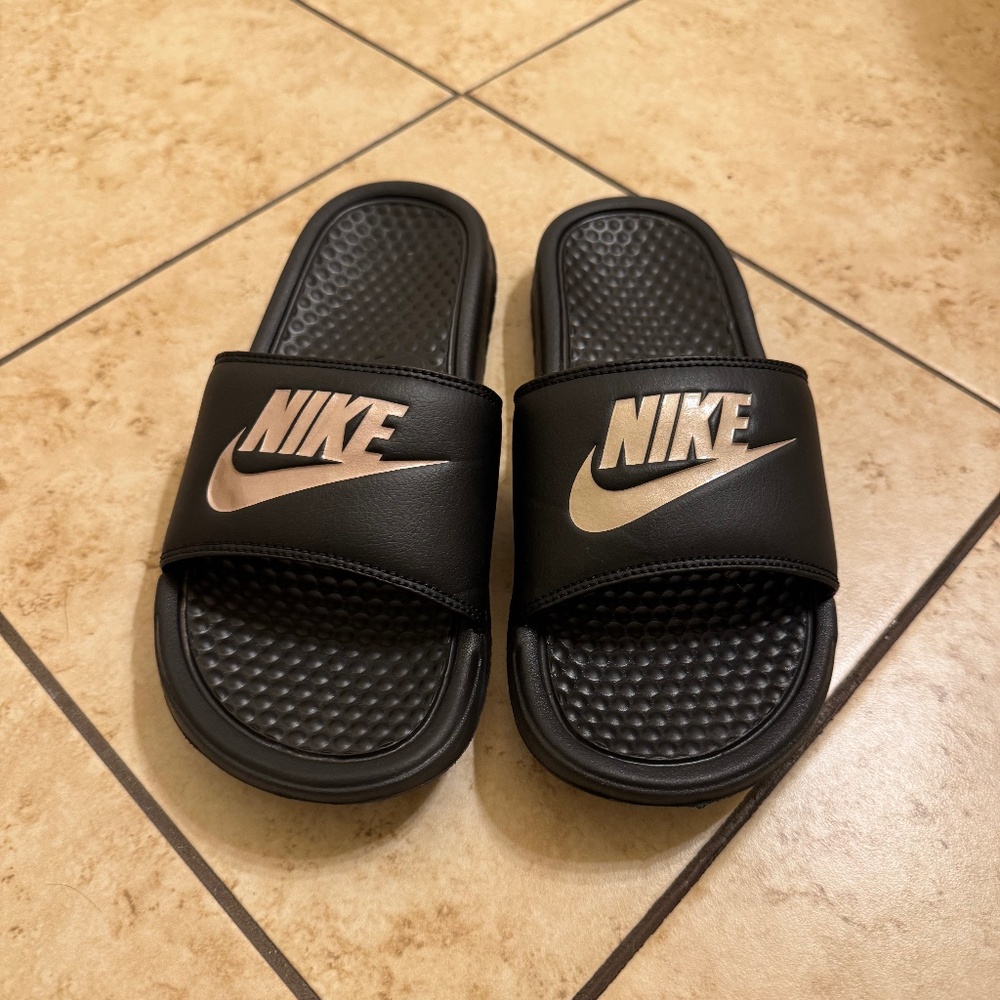 Nike Benassi Slides Black Metallic Logo – Women’s Size 6 (Runs Small) – Good Con